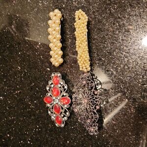 Set of 4 hair clips with rhinestones and faux pearls